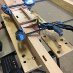 freesmal houdt gunwale onder de juiste hoek voor het frezen van gaten voor een pen-gat verbinding met de dekbalken