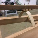 Blokjes tussen de kiel en de achterste ribben zorgen voor een scherpere V-vorm achteraan de kajak. Hierdoor zou de boot beter koers moeten houden.